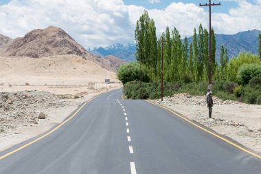 Ladakh, Hindistan - Ladakh, Jammu ve Kashmir, Hindistan 'daki Stakna Köyü' nde Leh-Manali Otoyolu. Leh-Manali Karayolu, Hindistan 'ın kuzeyinde Leh ve Manali' yi birbirine bağlayan 490 km uzunluğunda bir otoyoldur..