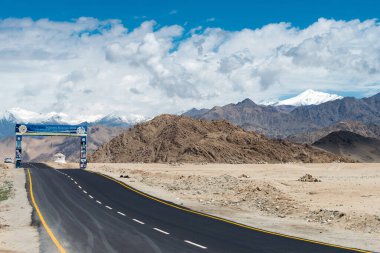 Ladakh, Hindistan - Ladakh, Jammu ve Kashmir, Hindistan 'daki Stakna Köyü' nde Leh-Manali Otoyolu. Leh-Manali Karayolu, Hindistan 'ın kuzeyinde Leh ve Manali' yi birbirine bağlayan 490 km uzunluğunda bir otoyoldur..