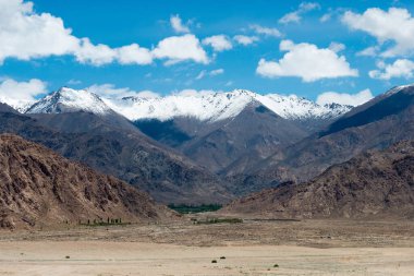Ladakh, Hindistan - Ladakh, Jammu ve Kashmir, Hindistan 'daki Stakna Köyü' nde Leh-Manali Otoyolu. Leh-Manali Karayolu, Hindistan 'ın kuzeyinde Leh ve Manali' yi birbirine bağlayan 490 km uzunluğunda bir otoyoldur..