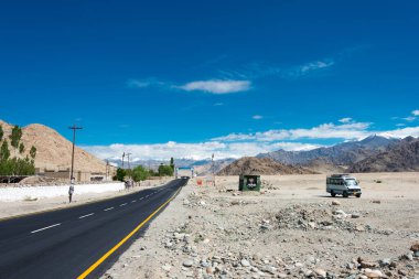 Ladakh, Hindistan - Ladakh, Jammu ve Kashmir, Hindistan 'daki Stakna Köyü' nde Leh-Manali Otoyolu. Leh-Manali Karayolu, Hindistan 'ın kuzeyinde Leh ve Manali' yi birbirine bağlayan 490 km uzunluğunda bir otoyoldur..