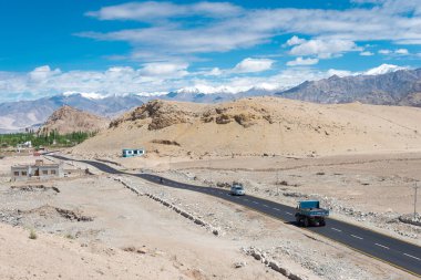 Ladakh, Hindistan - Ladakh, Jammu ve Kashmir, Hindistan 'daki Stakna Köyü' nde Leh-Manali Otoyolu. Leh-Manali Karayolu, Hindistan 'ın kuzeyinde Leh ve Manali' yi birbirine bağlayan 490 km uzunluğunda bir otoyoldur..