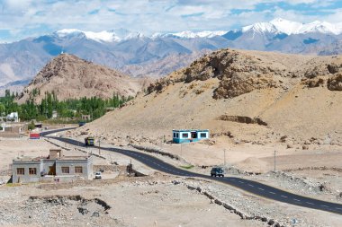 Ladakh, Hindistan - Ladakh, Jammu ve Kashmir, Hindistan 'daki Stakna Köyü' nde Leh-Manali Otoyolu. Leh-Manali Karayolu, Hindistan 'ın kuzeyinde Leh ve Manali' yi birbirine bağlayan 490 km uzunluğunda bir otoyoldur..