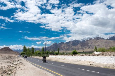 Ladakh, Hindistan - Ladakh, Jammu ve Kashmir, Hindistan 'daki Stakna Köyü' nde Leh-Manali Otoyolu. Leh-Manali Karayolu, Hindistan 'ın kuzeyinde Leh ve Manali' yi birbirine bağlayan 490 km uzunluğunda bir otoyoldur..