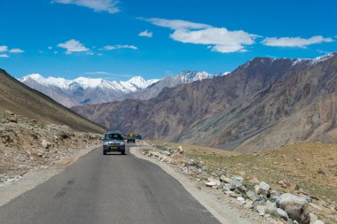 Ladakh, Hindistan - Nubra Vadisi, Ladakh, Jammu ve Kashmir, Hindistan 'da Diskit ve Khardung La Pass (5359 metre) arasında güzel manzara.