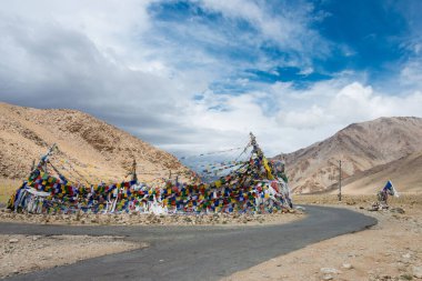 Ladakh, Hindistan - Hindistan 'daki Kiagar La Pass, Jammu ve Kashmir' de Tibet dua bayrağı. Kiagar La deniz seviyesinden yaklaşık 483 metre yükseklikte yer almaktadır..