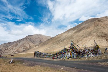 Ladakh, Hindistan - Hindistan 'daki Kiagar La Pass, Jammu ve Kashmir' de Tibet dua bayrağı. Kiagar La deniz seviyesinden yaklaşık 483 metre yükseklikte yer almaktadır..