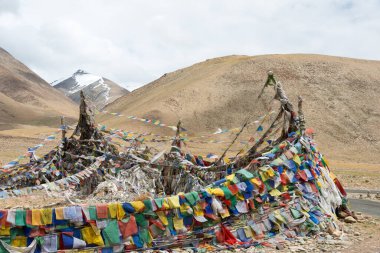 Ladakh, Hindistan - Hindistan 'daki Kiagar La Pass, Jammu ve Kashmir' de Tibet dua bayrağı. Kiagar La deniz seviyesinden yaklaşık 483 metre yükseklikte yer almaktadır..