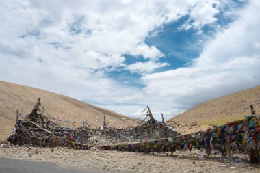 Ladakh, Hindistan - Hindistan 'daki Kiagar La Pass, Jammu ve Kashmir' de Tibet dua bayrağı. Kiagar La deniz seviyesinden yaklaşık 483 metre yükseklikte yer almaktadır..