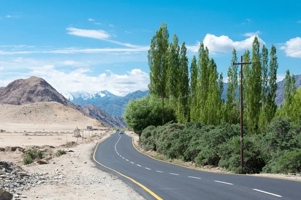 Ladakh, Hindistan - Ladakh, Jammu ve Kashmir, Hindistan 'daki Stakna Köyü' nde Leh-Manali Otoyolu. Leh-Manali Karayolu, Hindistan 'ın kuzeyinde Leh ve Manali' yi birbirine bağlayan 490 km uzunluğunda bir otoyoldur..
