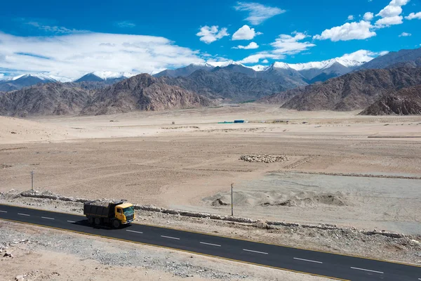 Ladakh, Hindistan - Ladakh, Jammu ve Kashmir, Hindistan 'daki Stakna Köyü' nde Leh-Manali Otoyolu. Leh-Manali Karayolu, Hindistan 'ın kuzeyinde Leh ve Manali' yi birbirine bağlayan 490 km uzunluğunda bir otoyoldur..