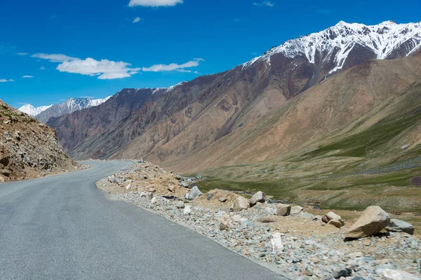 Ladakh, Hindistan - Nubra Vadisi, Ladakh, Jammu ve Kashmir, Hindistan 'da Diskit ve Khardung La Pass (5359 metre) arasında güzel manzara.