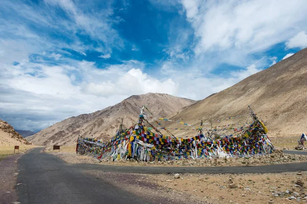 Ladakh, Hindistan - Hindistan 'daki Kiagar La Pass, Jammu ve Kashmir' de Tibet dua bayrağı. Kiagar La deniz seviyesinden yaklaşık 483 metre yükseklikte yer almaktadır..