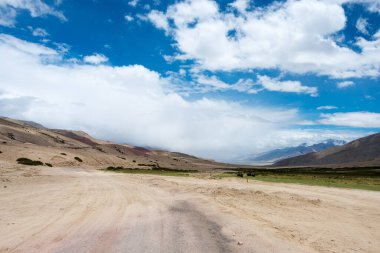 Ladakh, Hindistan - Ladakh, Jammu ve Kashmir, Hindistan 'da Nyoma ve Tsaga La Pass arasında güzel manzara.