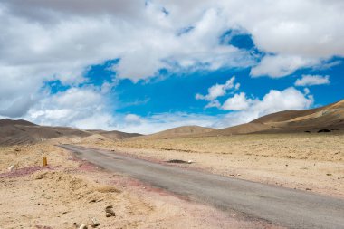 Ladakh, Hindistan - Ladakh, Jammu ve Kashmir, Hindistan 'da Nyoma ve Tsaga La Pass arasında güzel manzara.