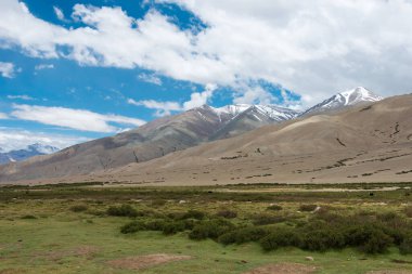 Ladakh, Hindistan - Ladakh, Jammu ve Kashmir, Hindistan 'da Nyoma ve Tsaga La Pass arasında güzel manzara.