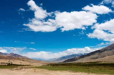 Ladakh, Hindistan - Ladakh, Jammu ve Kashmir, Hindistan 'da Nyoma ve Tsaga La Pass arasında güzel manzara.