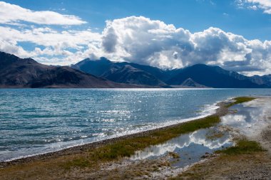 Ladakh, Hindistan - Hindistan 'da Spangmik ve Maan arasında Pangong Gölü manzaralı Ladakh, Jammu ve Kashmir, Hindistan. Göl, Himalayalar 'da yaklaşık 4350 metre yükseklikte bulunan bir endorheik göl..