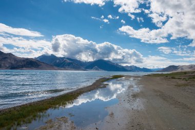 Ladakh, Hindistan - Hindistan 'da Spangmik ve Maan arasında Pangong Gölü manzaralı Ladakh, Jammu ve Kashmir, Hindistan. Göl, Himalayalar 'da yaklaşık 4350 metre yükseklikte bulunan bir endorheik göl..