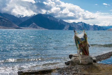 Ladakh, Hindistan - Hindistan 'da Spangmik ve Maan arasında Pangong Gölü manzaralı Ladakh, Jammu ve Kashmir, Hindistan. Göl, Himalayalar 'da yaklaşık 4350 metre yükseklikte bulunan bir endorheik göl..