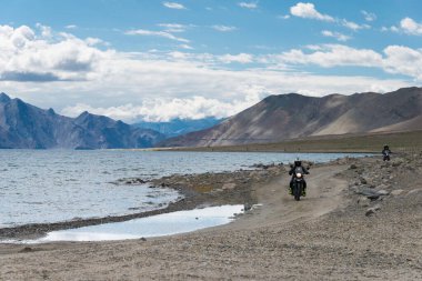 Ladakh, Hindistan - Spangmik ve Maan arasında Pangong Gölü manzaralı Ladakh, Jammu ve Kashmir, Hindistan.