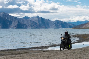 Ladakh, Hindistan - Spangmik ve Maan arasında Pangong Gölü manzaralı Ladakh, Jammu ve Kashmir, Hindistan.