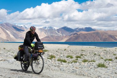 Ladakh, Hindistan - Hindistan 'da Spangmik ve Maan arasında Pangong Gölü manzaralı bir turist.