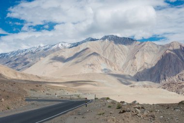 Ladakh, Hindistan - Pangong Tso ve Leh arasında Ladakh, Jammu ve Kaşmir, Hindistan 'dan güzel manzara.