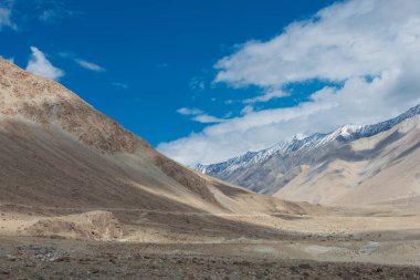 Ladakh, Hindistan - Pangong Tso ve Leh arasında Ladakh, Jammu ve Kaşmir, Hindistan 'dan güzel manzara.
