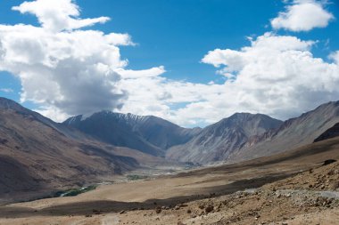 Ladakh, Hindistan - Pangong Tso ve Leh arasında Ladakh, Jammu ve Kaşmir, Hindistan 'dan güzel manzara.