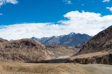 Ladakh, Hindistan - Pangong Tso ve Leh arasında Ladakh, Jammu ve Kaşmir, Hindistan 'dan güzel manzara.
