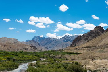 Ladakh, Hindistan - Ladakh, Jammu ve Kashmir, Hindistan 'da Lamayuru ve Kargil Arasından güzel manzara.