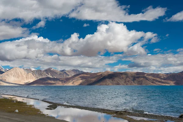 Ladakh, Hindistan - Hindistan 'da Spangmik ve Maan arasında Pangong Gölü manzaralı Ladakh, Jammu ve Kashmir, Hindistan. Göl, Himalayalar 'da yaklaşık 4350 metre yükseklikte bulunan bir endorheik göl..