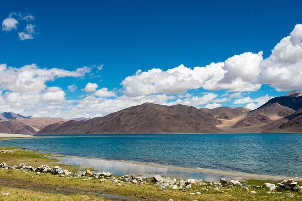 Ladakh, Hindistan - Hindistan 'da Spangmik ve Maan arasında Pangong Gölü manzaralı Ladakh, Jammu ve Kashmir, Hindistan. Göl, Himalayalar 'da yaklaşık 4350 metre yükseklikte bulunan bir endorheik göl..