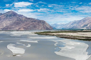 Ladakh, Hindistan - Nubra Vadisi, Ladakh, Jammu ve Kashmir, Hindistan 'da Diskit ve Khardung La Pass (5359 metre) arasında güzel manzara.