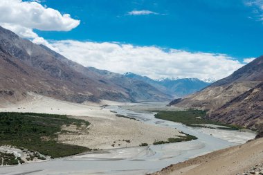 Ladakh, Hindistan - Nubra Vadisi, Ladakh, Jammu ve Kashmir, Hindistan 'da Diskit ve Khardung La Pass (5359 metre) arasında güzel manzara.