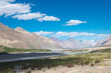 Ladakh, Hindistan - Ladakh, Jammu ve Kashmir, Hindistan 'daki Diskit ve Türkler Arasından güzel manzara.