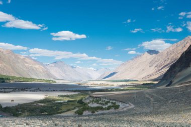 Ladakh, Hindistan - Ladakh, Jammu ve Kashmir, Hindistan 'daki Diskit ve Türkler Arasından güzel manzara.