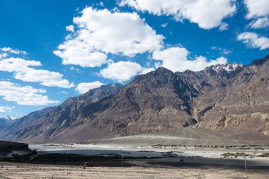 Ladakh, Hindistan - Ladakh, Jammu ve Kashmir, Hindistan 'daki Diskit ve Türkler Arasından güzel manzara.