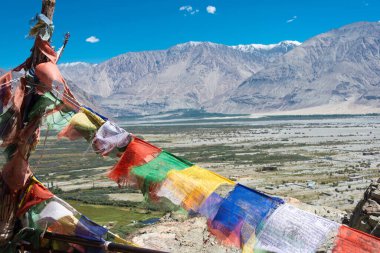 Ladakh, Hindistan - Hindistan 'daki Diskit Manastırı' nda (Diskit Gompa) Tibet dua bayrağı. Manastır aslında 14. yüzyılda inşa edildi..