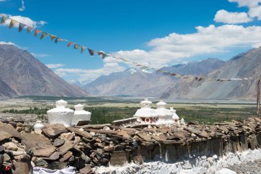 Ladakh, Hindistan - Ladakh, Jammu ve Kashmir 'deki Diskit manastırından güzel manzara.