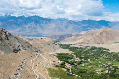 Ladakh, Hindistan - Ladakh, Jammu ve Kashmir, Hindistan 'daki Leh ve Nubra Vadisi arasında güzel manzara.