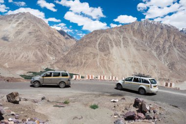 Ladakh, Hindistan - Ladakh, Jammu ve Kashmir, Hindistan 'daki Leh ve Nubra Vadisi arasında güzel manzara.
