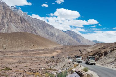 Ladakh, Hindistan - Ladakh, Jammu ve Kashmir, Hindistan 'daki Leh ve Nubra Vadisi arasında güzel manzara.