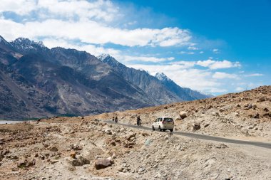 Ladakh, Hindistan - Ladakh, Jammu ve Kashmir 'deki Nubra Vadisi' nden güzel manzara.