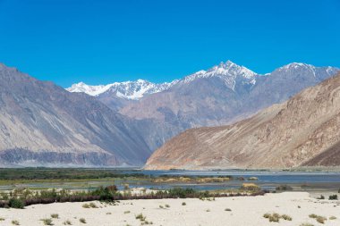 Ladakh, Hindistan - Ladakh, Jammu ve Kashmir 'deki Nubra Vadisi' nden güzel manzara.