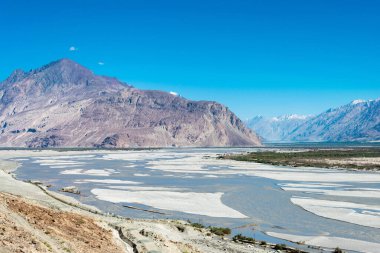 Ladakh, Hindistan - Ladakh, Jammu ve Kashmir 'deki Nubra Vadisi' nden güzel manzara.