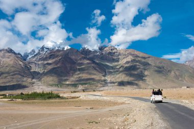 Zanskar, Hindistan - Hindistan 'ın Zanskar, Ladakh, Jammu ve Kashmir şehrinde Padum ve Karsha arasında güzel manzara.