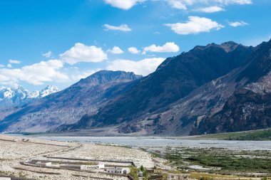 Zanskar, Hindistan - Hindistan 'ın Zanskar, Ladakh, Jammu ve Kashmir Padum Köyü' nden güzel manzara.