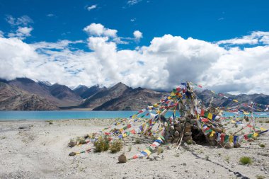 Ladakh, Hindistan - Ladakh, Jammu ve Kashmir, Hindistan 'da Kakstet ve Chushul Arası Pangong Gölü manzarası. Göl, Himalayalar 'da yaklaşık 4350 metre yükseklikte bulunan bir endorheik göl..