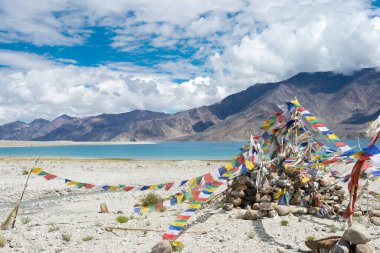 Ladakh, Hindistan - Ladakh, Jammu ve Kashmir, Hindistan 'da Kakstet ve Chushul Arası Pangong Gölü manzarası. Göl, Himalayalar 'da yaklaşık 4350 metre yükseklikte bulunan bir endorheik göl..